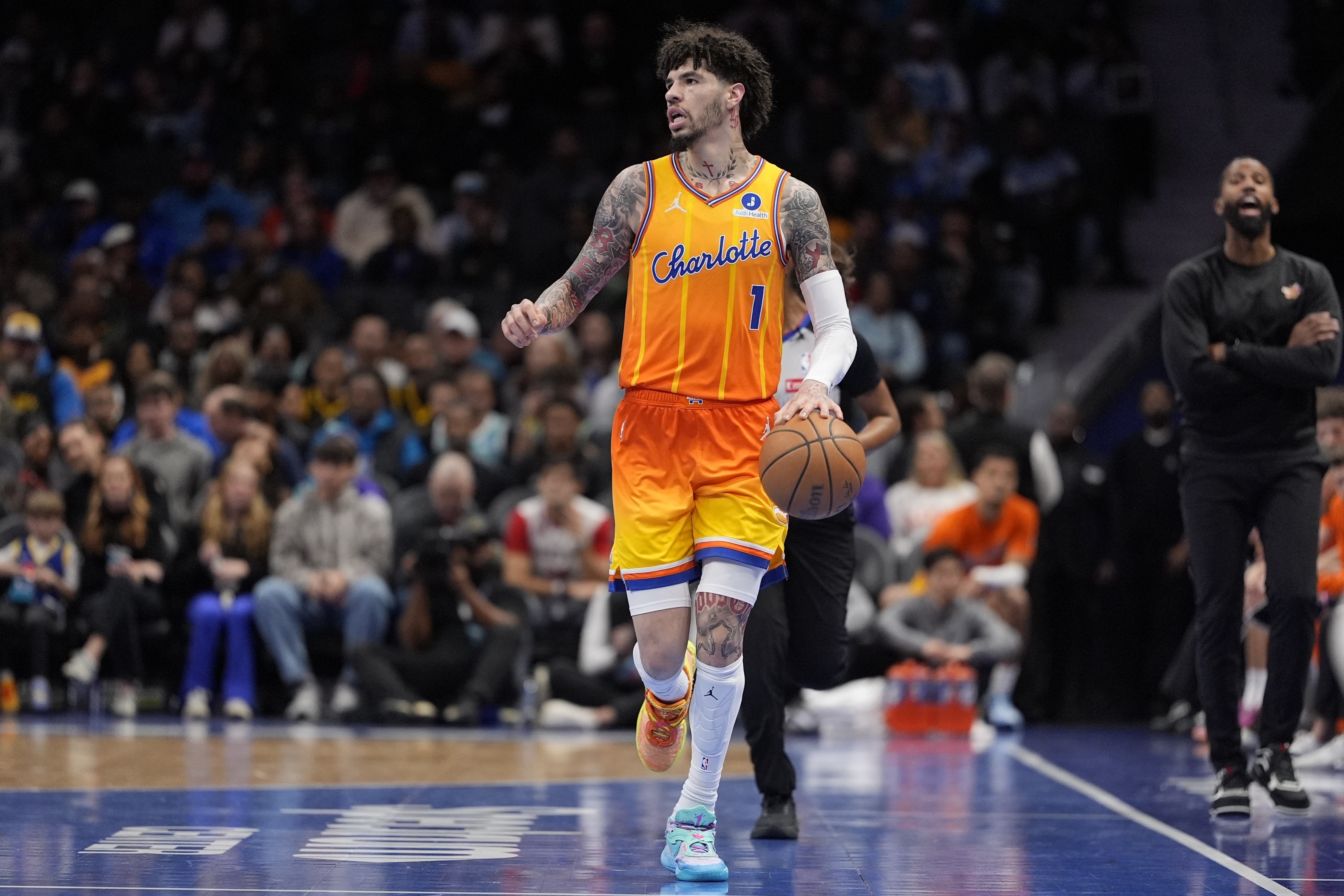 bob半岛体育-阿里纳斯：黄蜂根本不需要成绩 留着鲍尔让他卖票就行了