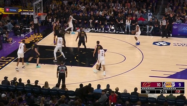 bob半岛体育官网-外线不设防？哈登侧翼接球 大空位三分调整后稳稳命中